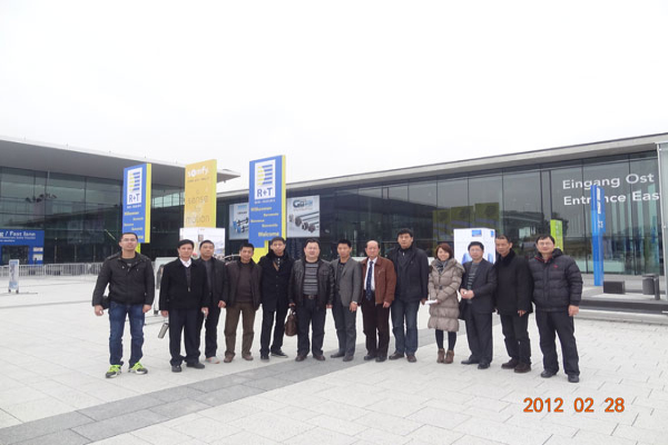 我司領(lǐng)導出國參觀考察團在德國R+T展會合影